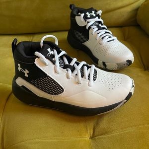 Size 1 youth Under Armour high top basketball shoes EUC